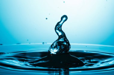 suya düşen su damlası 