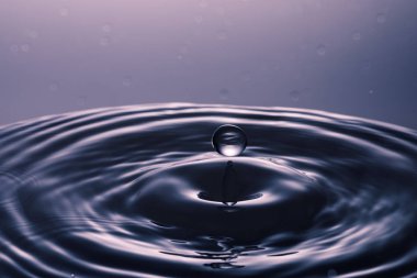 suya düşen su damlası 