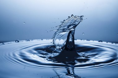 suya düşen su damlası 