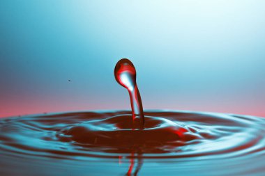 suya düşen su damlası 