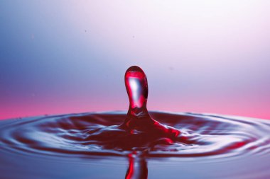 suya düşen su damlası 