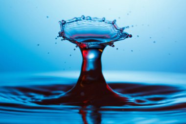 suya düşen su damlası 