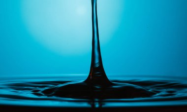 suya düşen su damlası 