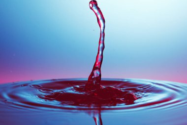 suya düşen su damlası 