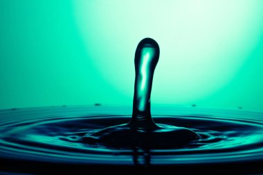 suya düşen su damlası 