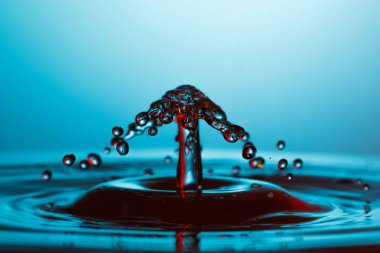 suya düşen su damlası 