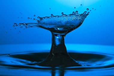 suya düşen su damlası 