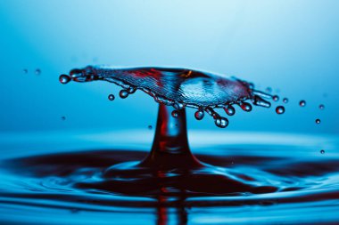 suya düşen su damlası 