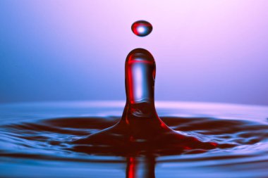 suya düşen su damlası 