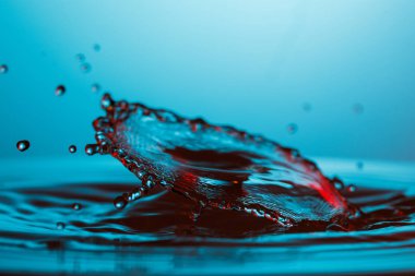 suya düşen su damlası 