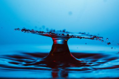 suya düşen su damlası 