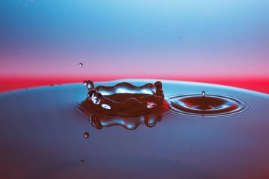 suya düşen su damlası 