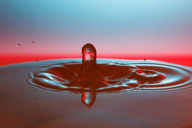 suya düşen su damlası 