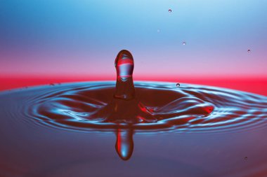 suya düşen su damlası 