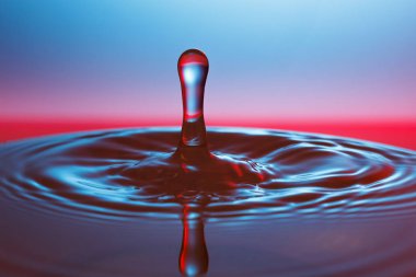 suya düşen su damlası 