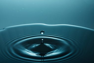 suya düşen su damlası 