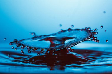 suya düşen su damlası 