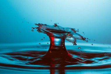 suya düşen su damlası 