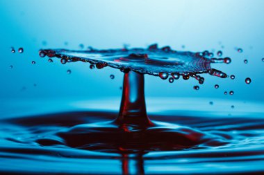 suya düşen su damlası 