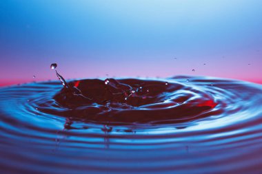 suya düşen su damlası 