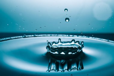 suya düşen su damlası 