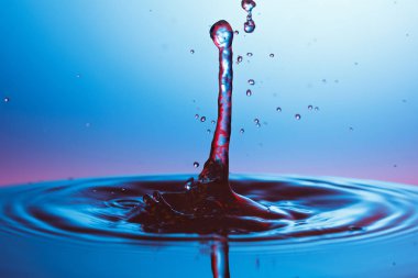 suya düşen su damlası 