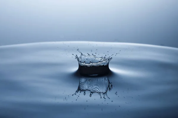 Крапля води падає у воду — стокове фото