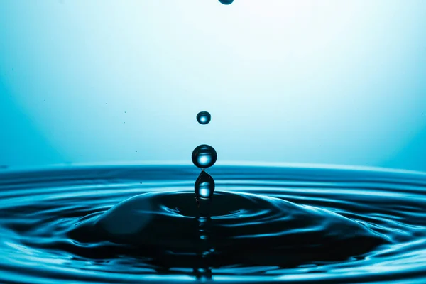 Gota de agua que cae en el agua — Foto de Stock