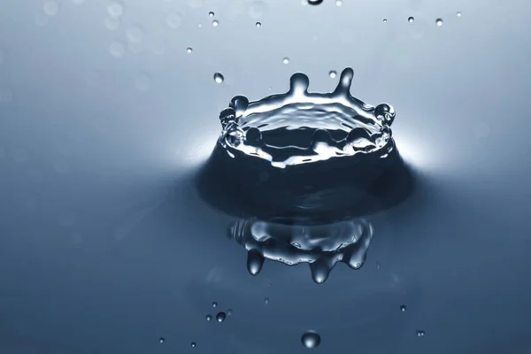 Gota de água caindo na água — Fotografia de Stock