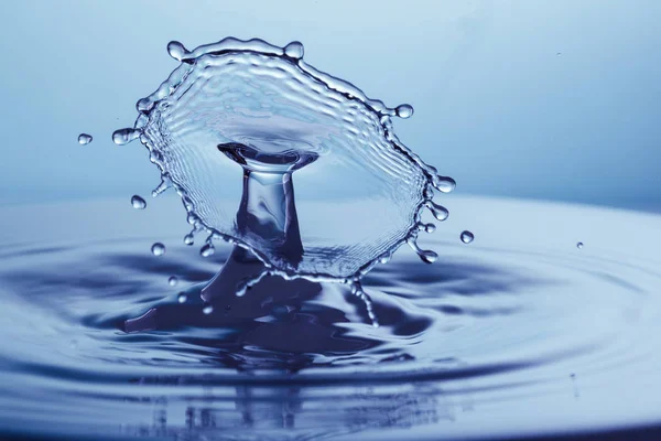 Gota de agua que cae en el agua — Foto de Stock