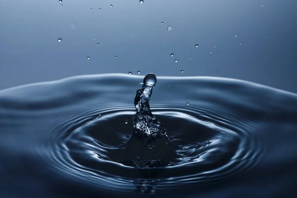 Gota de agua que cae en el agua — Foto de Stock