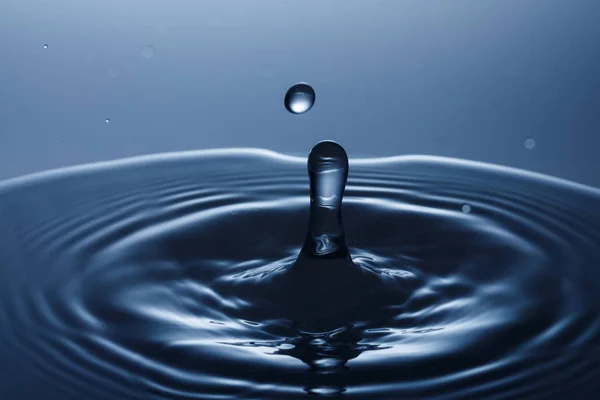 Gota de água caindo na água — Fotografia de Stock