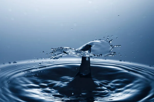 Gota de água caindo na água — Fotografia de Stock