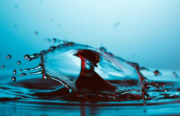 Gota de agua que cae en el agua — Foto de Stock