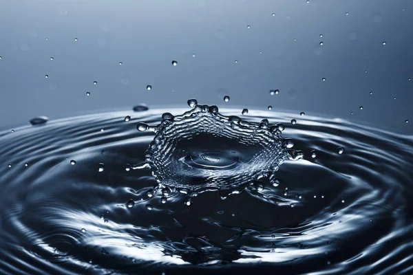 Gota de agua que cae en el agua — Foto de Stock