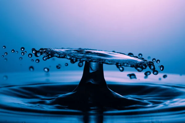 Wassertropfen fallen ins Wasser — Stockfoto