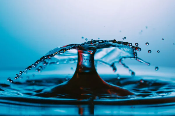 Gota de água caindo na água — Fotografia de Stock