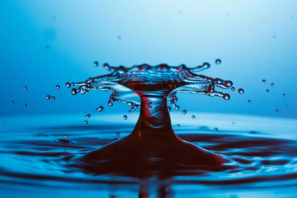 Gota de água caindo na água — Fotografia de Stock