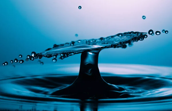 Druppel water dat in het water valt — Stockfoto