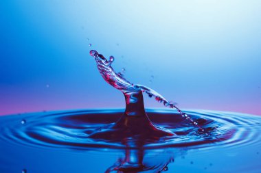 suya düşen su damlası 