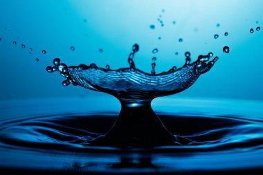 suya düşen su damlası 