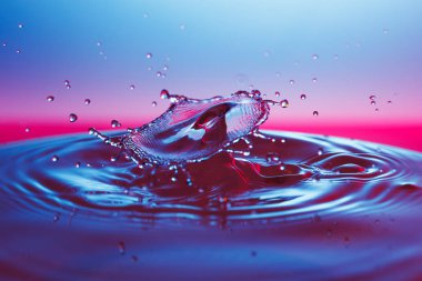 suya düşen su damlası 