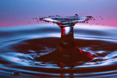 suya düşen su damlası 