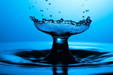 suya düşen su damlası 