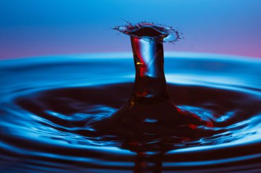 suya düşen su damlası 