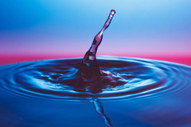 suya düşen su damlası 