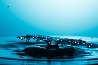 suya düşen su damlası 