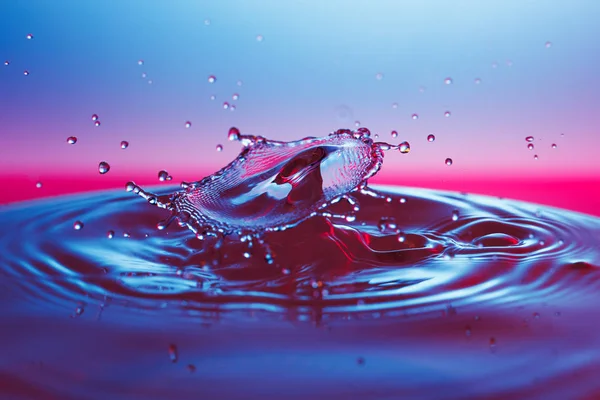 suya düşen su damlası 