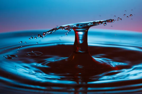 水の中に落ちる水滴 — ストック写真