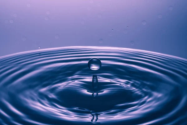 Gota de água caindo na água — Fotografia de Stock